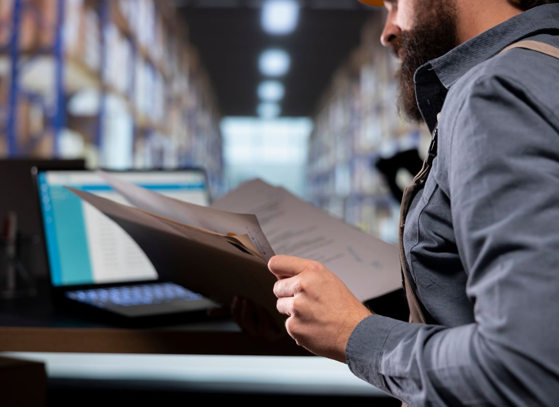 osoba lista dokumentaciju za izvoz robe